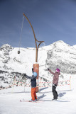 Un enfant accompagné de sa mère sur la piste de la Défi Môm', dédiée aux débutants sur le domaine de ski alpin au Grand-Bornand