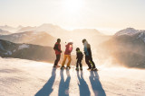Ski alpin en famille au coucher de soleil sur le domaine skiable du Grand-Bornand