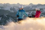 Deux skieurs sur le domaine de ski alpin du Grand-Bornand, au coucher de soleil