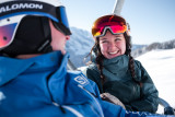 Couple de skieurs en télésiège sur le domaine de ski alpin du Grand-Bornand