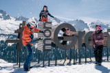 Famille de skieurs sur le domaine de ski alpin du Grand-Bornand, se lançant des boules de neiges face à la chaîne des Aravis