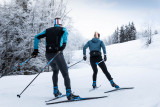Deux skieurs de dos sur une piste de ski nordique au Grand-Bornand