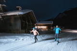 Couple de skieurs sur une piste de ski nordique ouverte en nocturne au Grand-Bornand