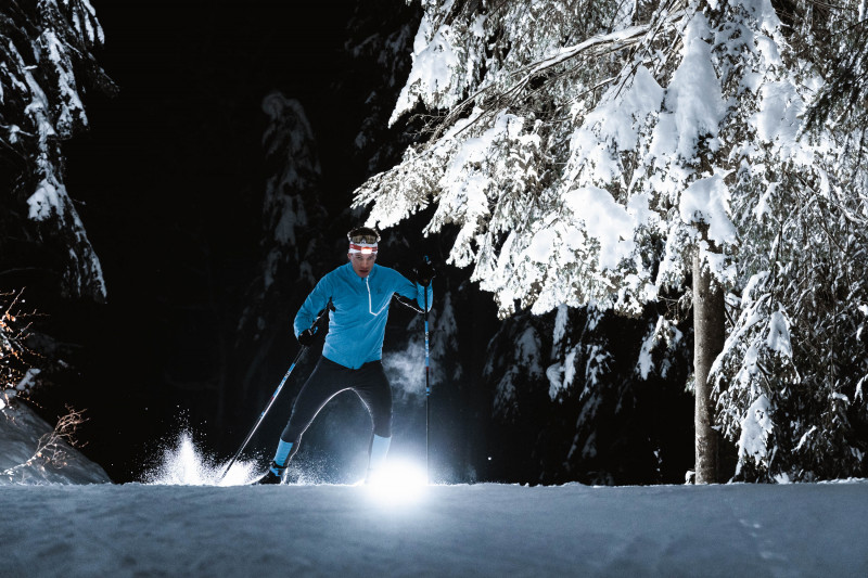 Skieur abordant un virage sur une piste de ski nordique ouverte en nocturne au Grand-Bornand