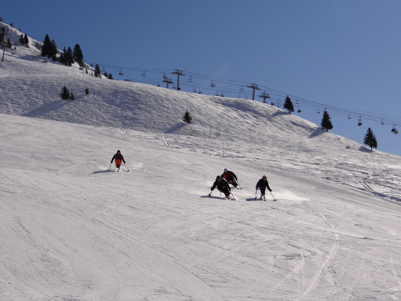 Skieurs en fauteuils ski sur le Chinaillon au Grand-Bornand