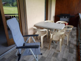 Le balcon avec table repas, chaises longues et plancha gaz.